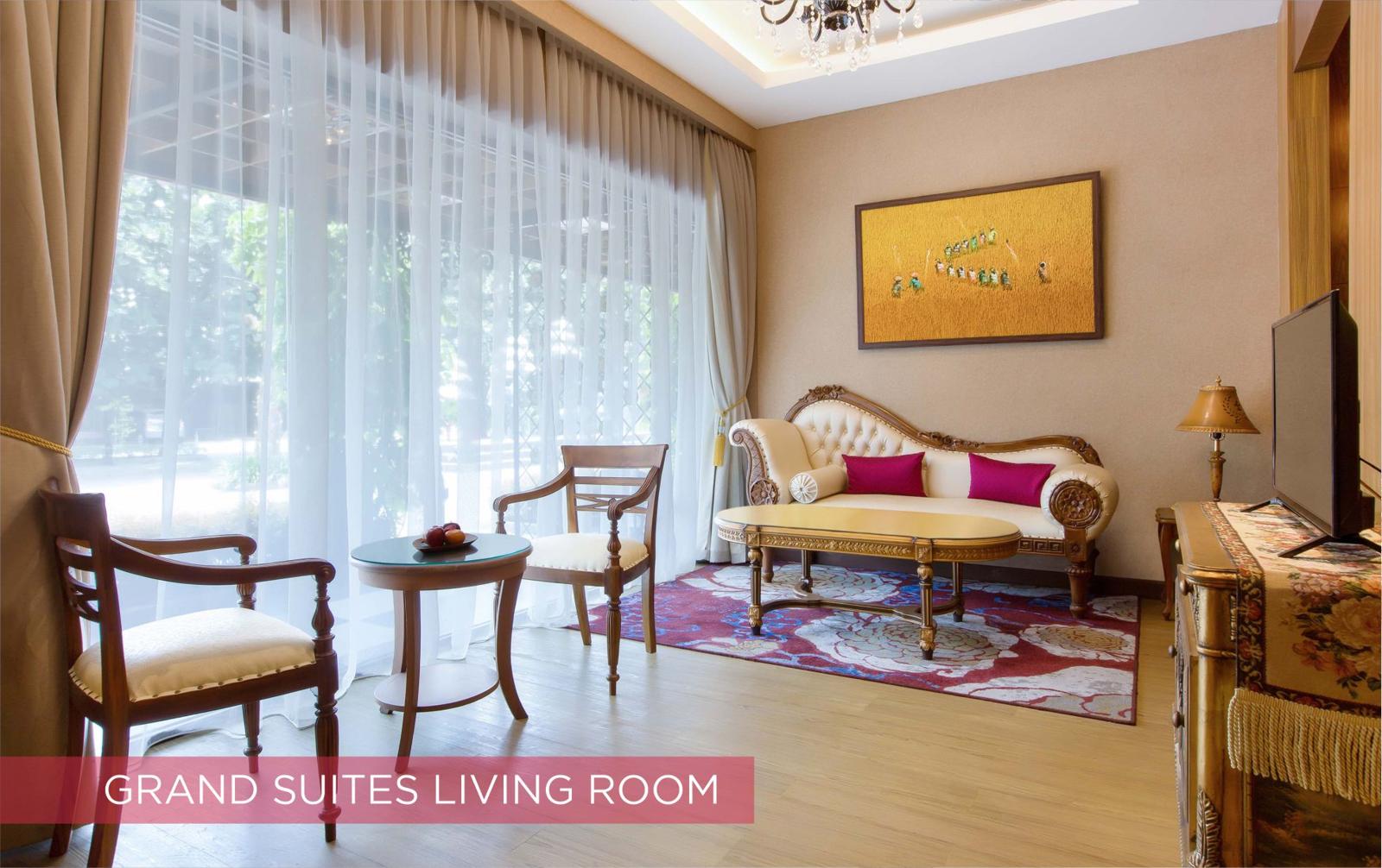 GRAND SUITES LIVING ROOM