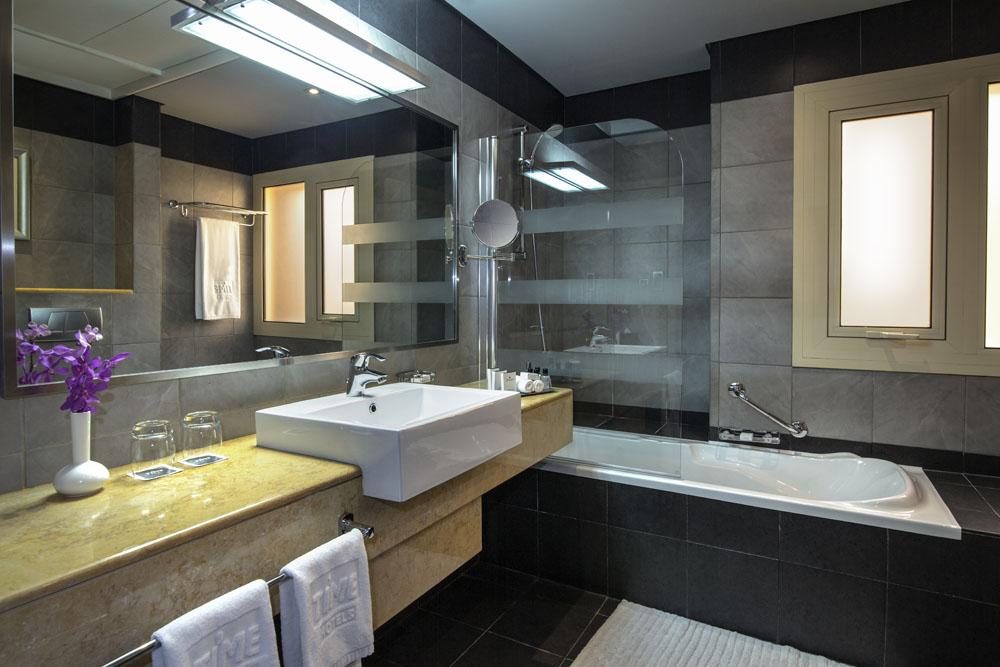 Executive Suite Bathroom