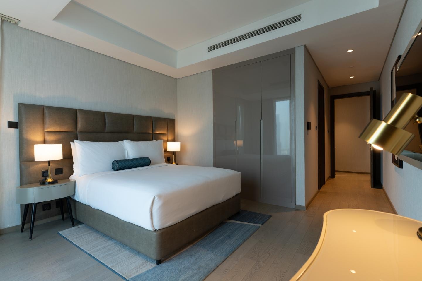 One-Bedroom Apartment with King and Sofa Bed and Bay View