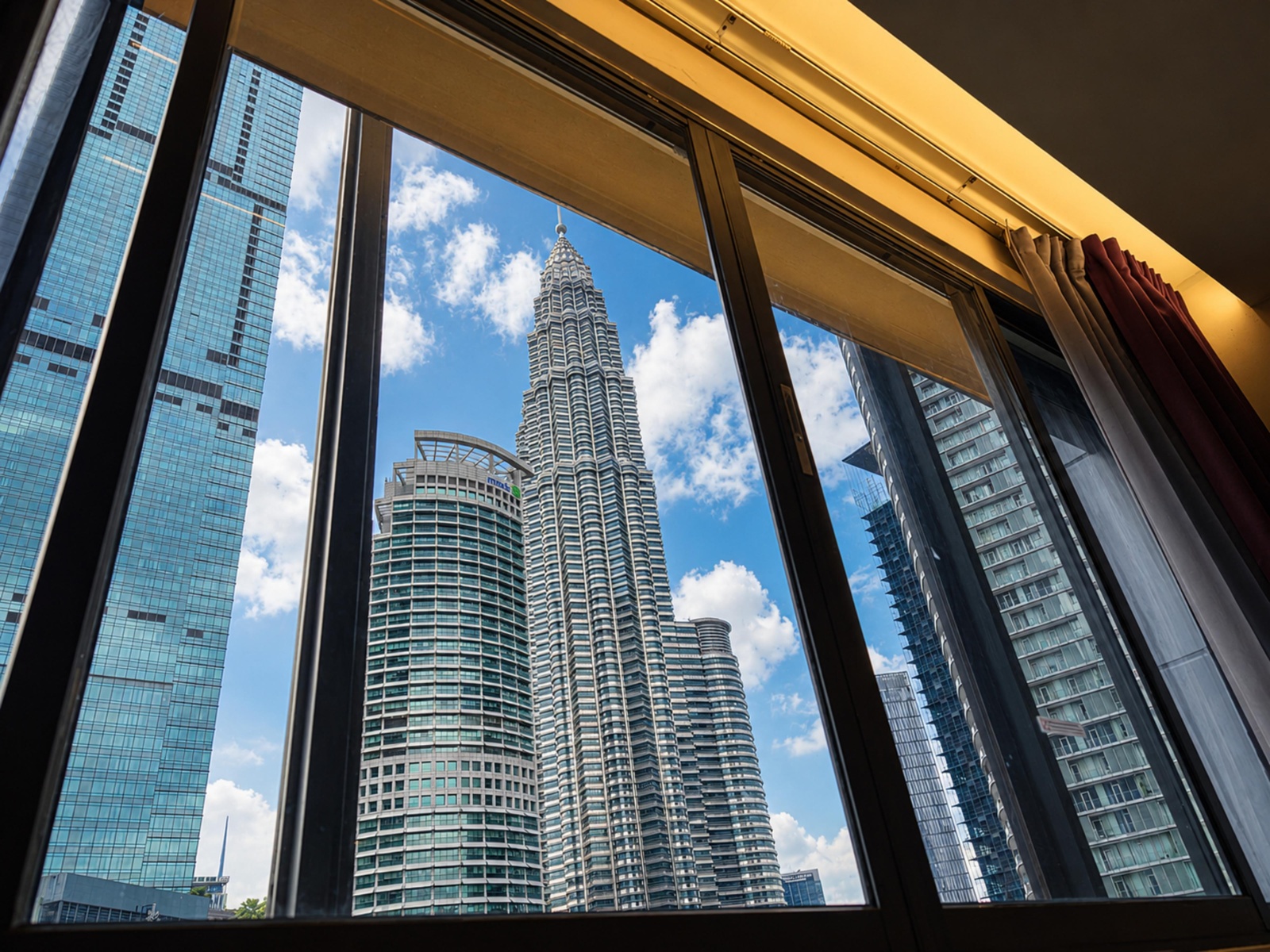 deKing Premium Room - Twin Tower View