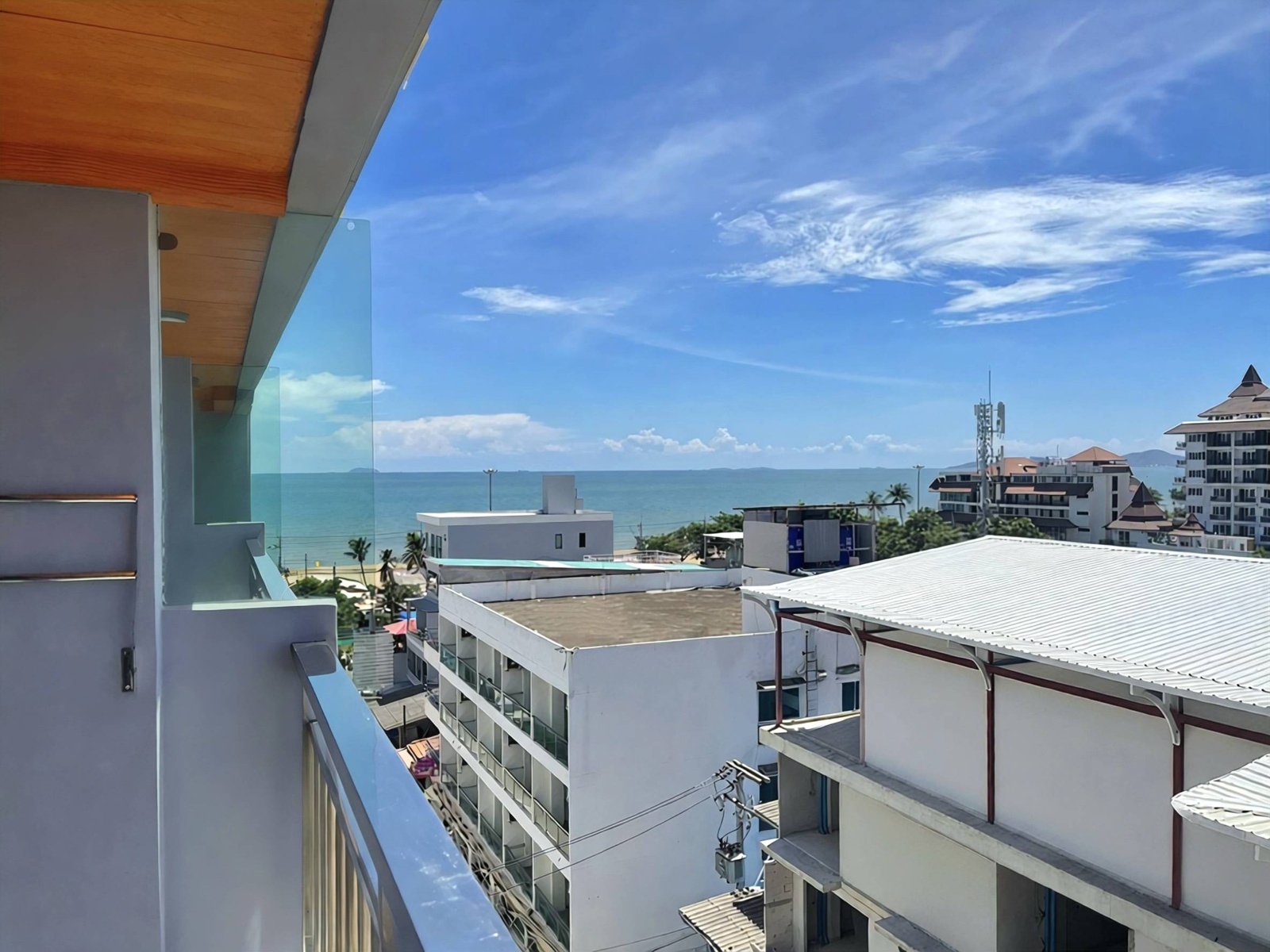 ระเบียง Deluxe Partial Sea View1