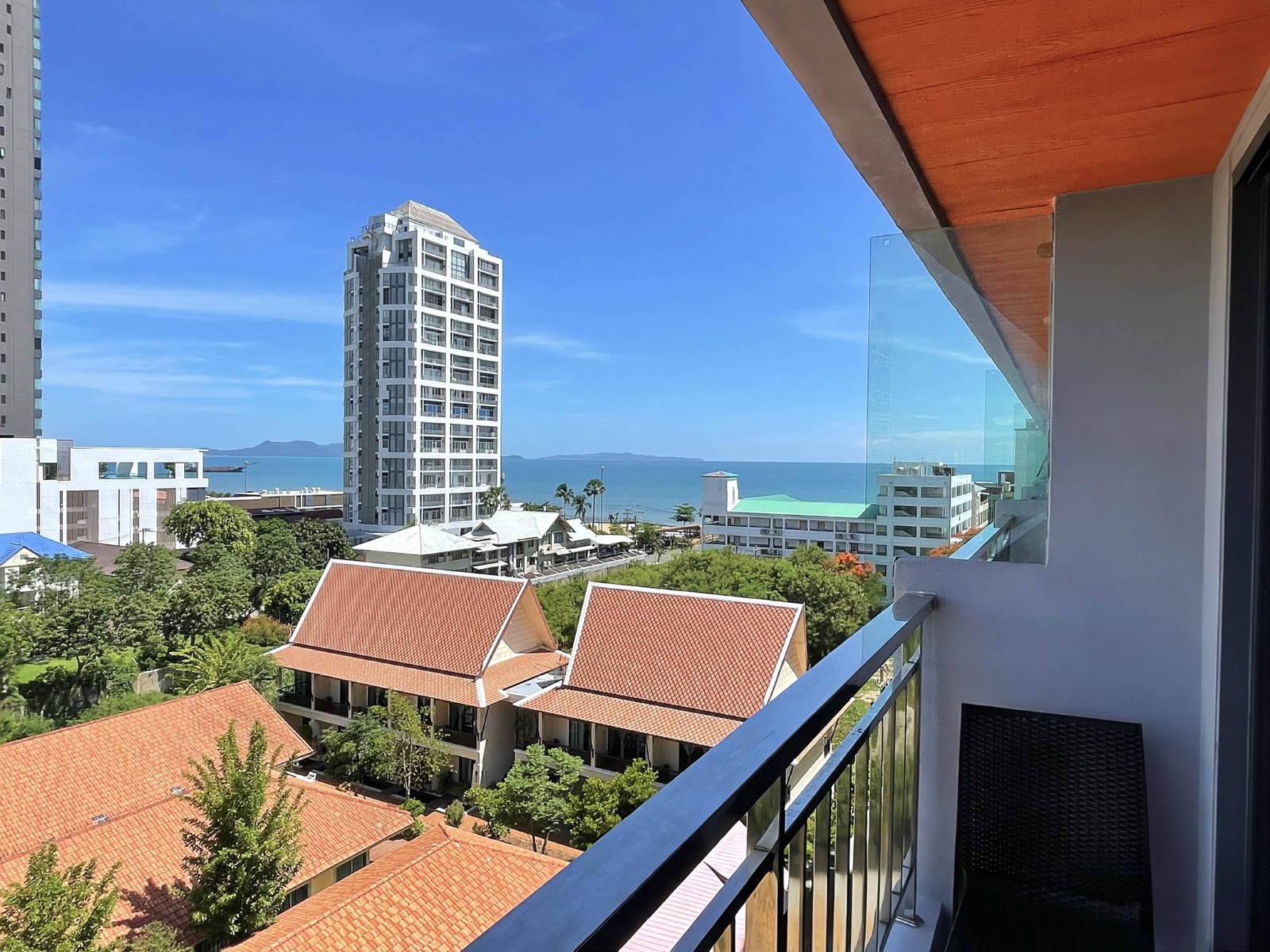 ระเบียง Deluxe Partial Sea View2