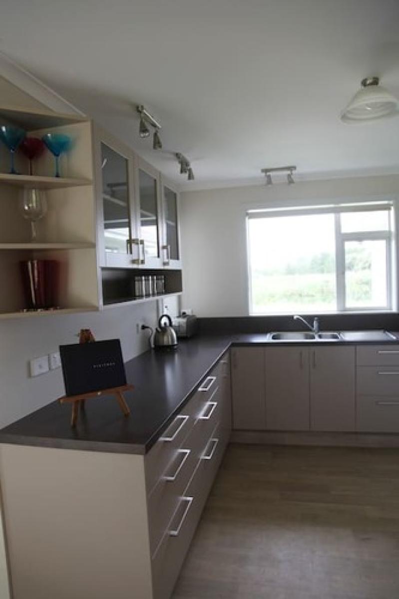 Fully equipped modern kitchen with oven, microwave, fridge/freezer