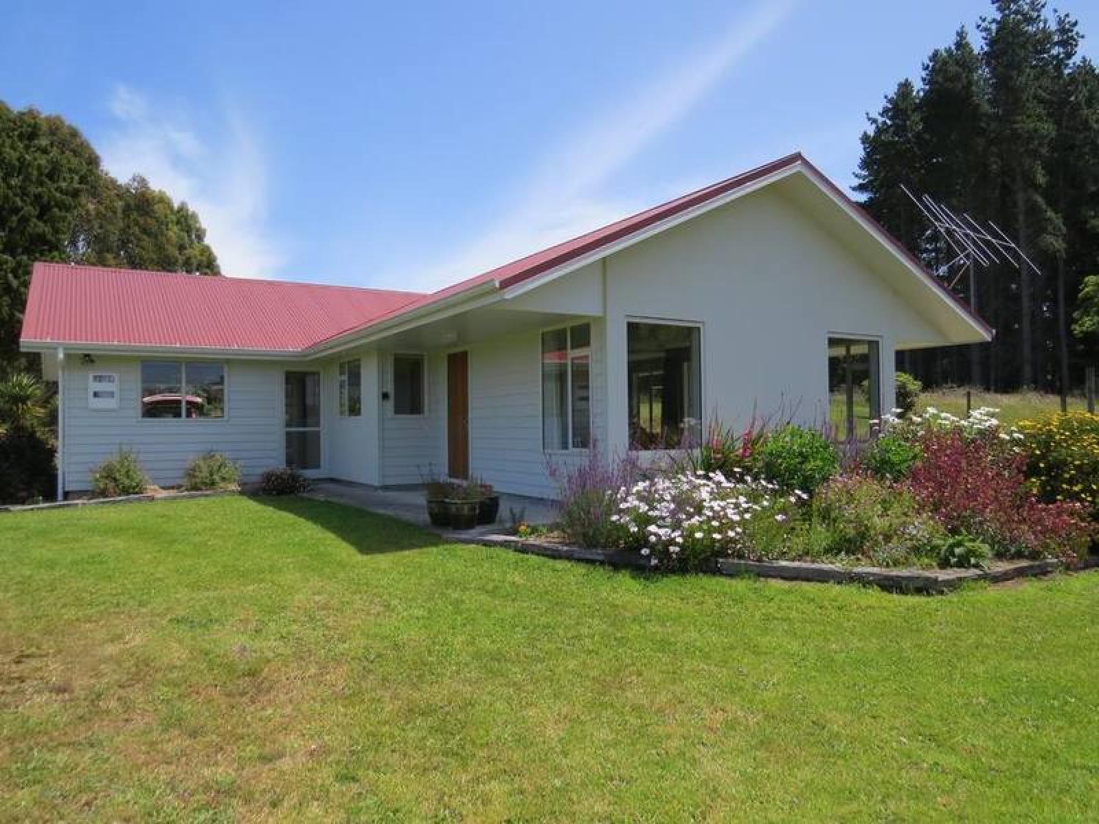 Fully equipped modern kitchen with oven, microwave, fridge/freezer