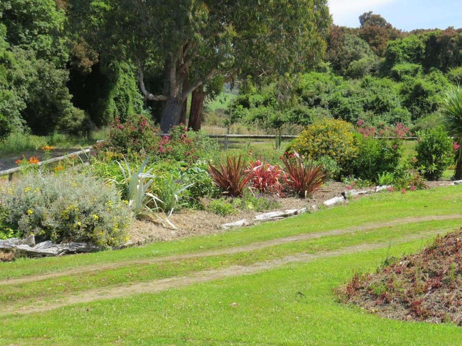 Waikawa House, modern, warm with spacious quiet grounds