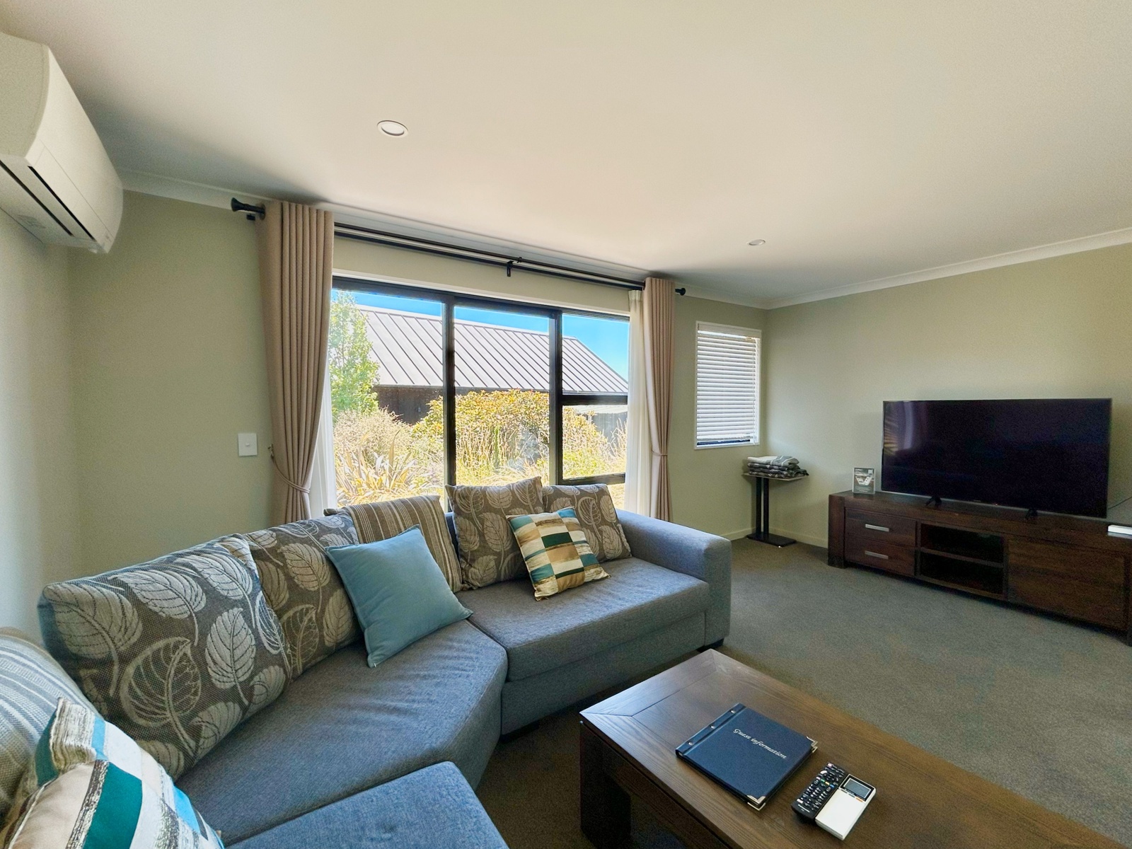 Lakeside Garden 3-bedroom : Lounge   kitchen c