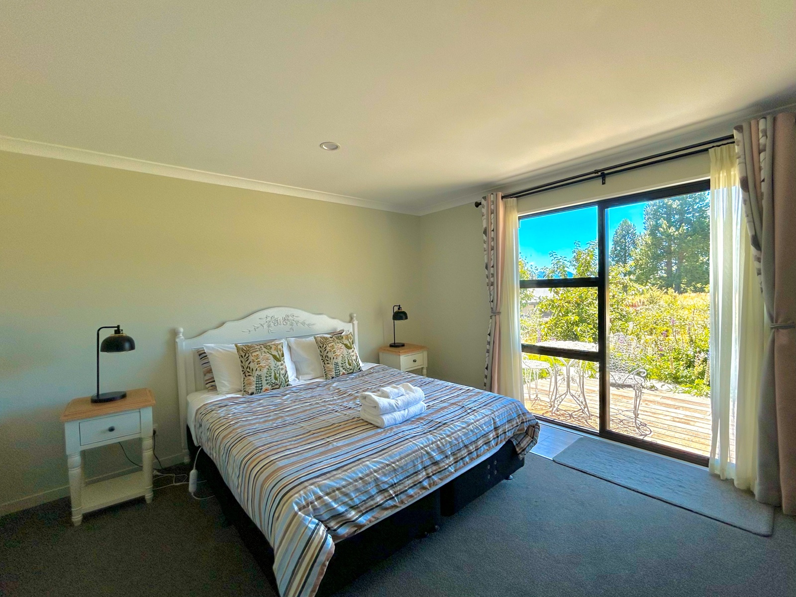 Lakeside Garden 3-bedroom bed a