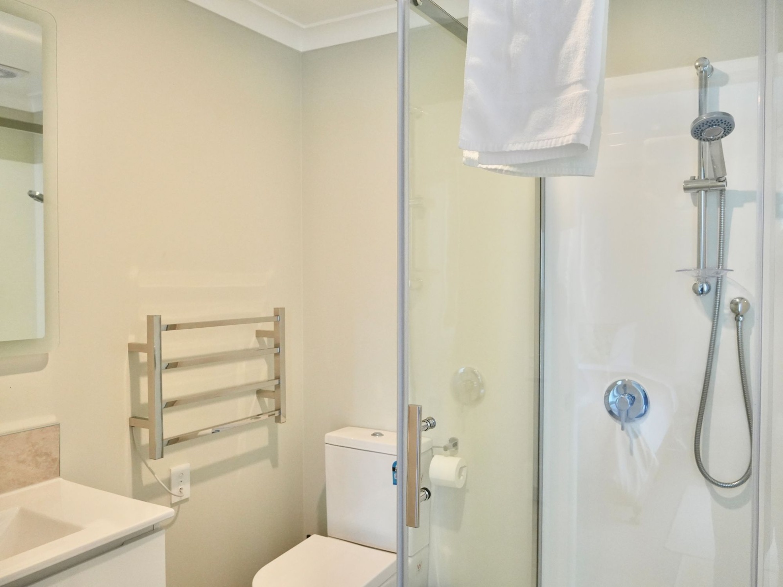 Lakeside guest bath1