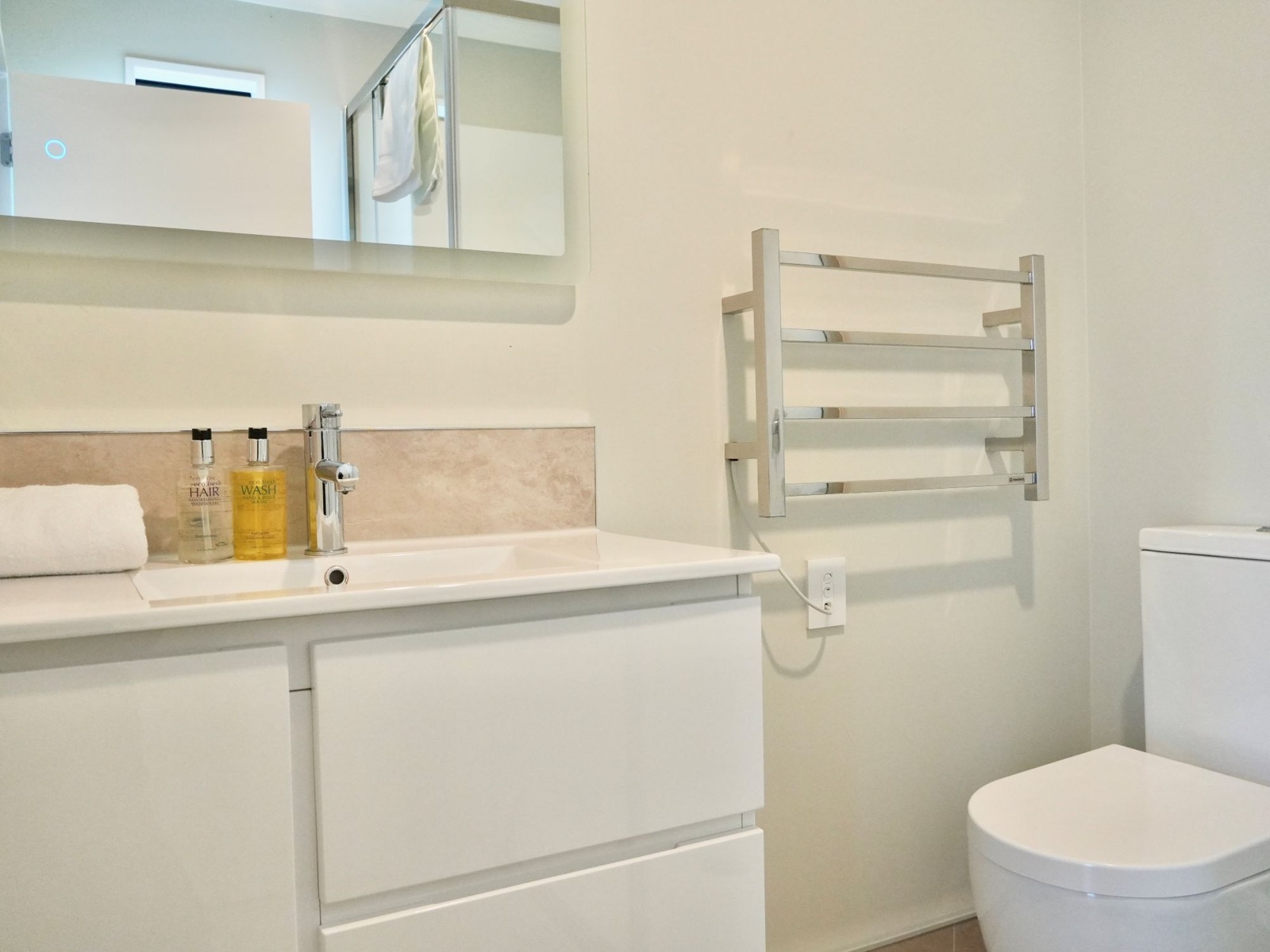 Lakeside guest bath2