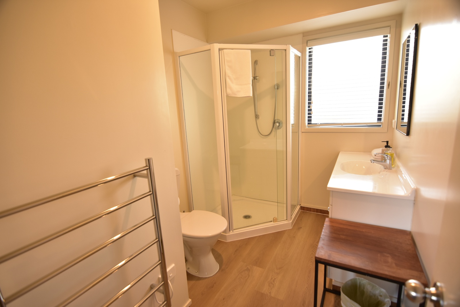 Twin Star Bathroom 2