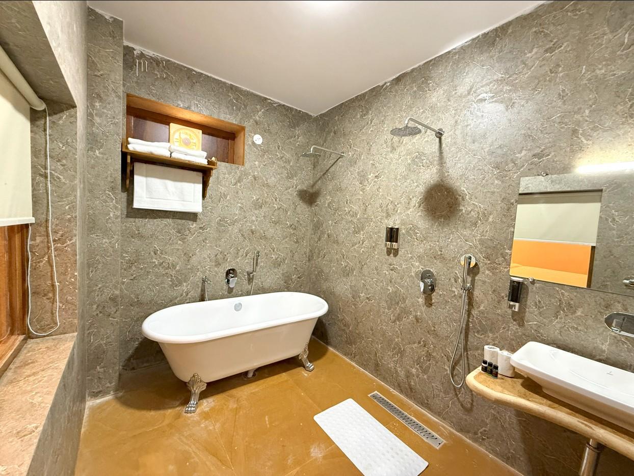 Heritage Suite, with bathtub