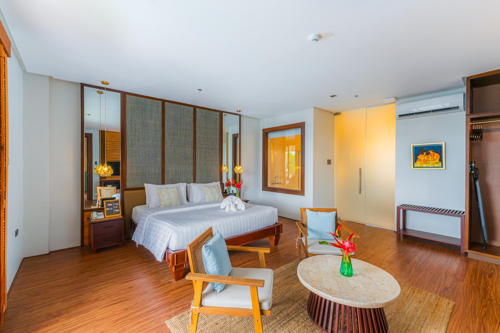 EXECUTIVE SUITE ROOM