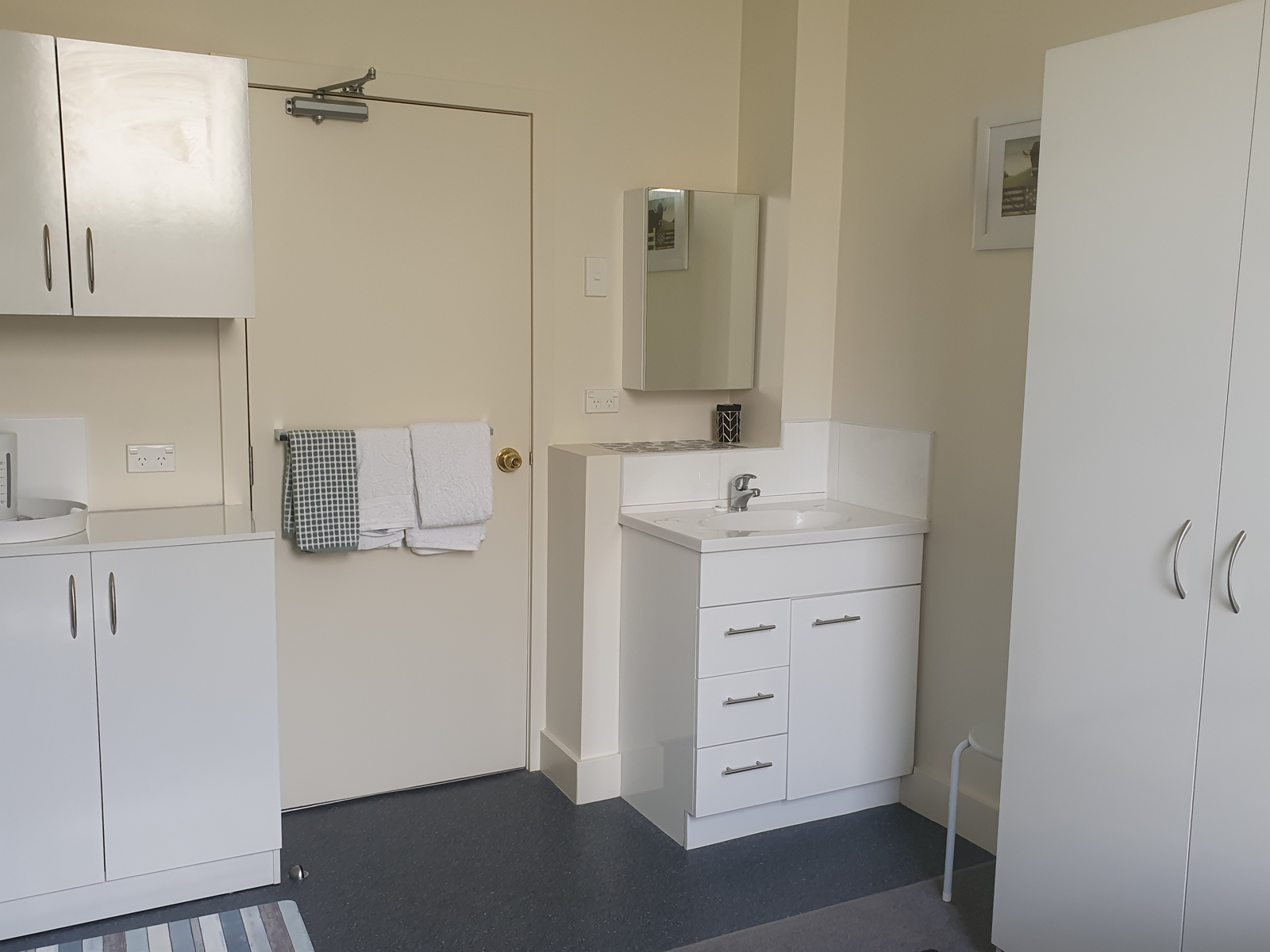 Single room with vanity -Long Stay