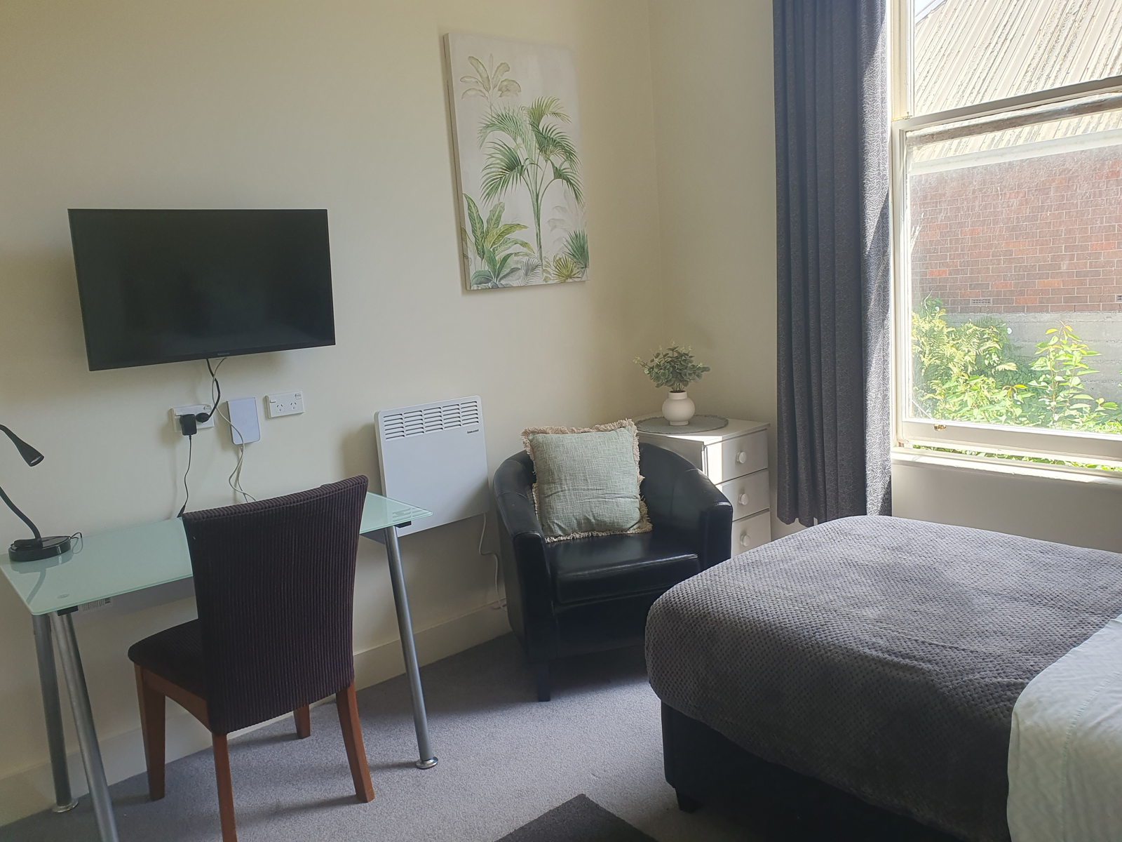 Single room with vanity -Long Stay