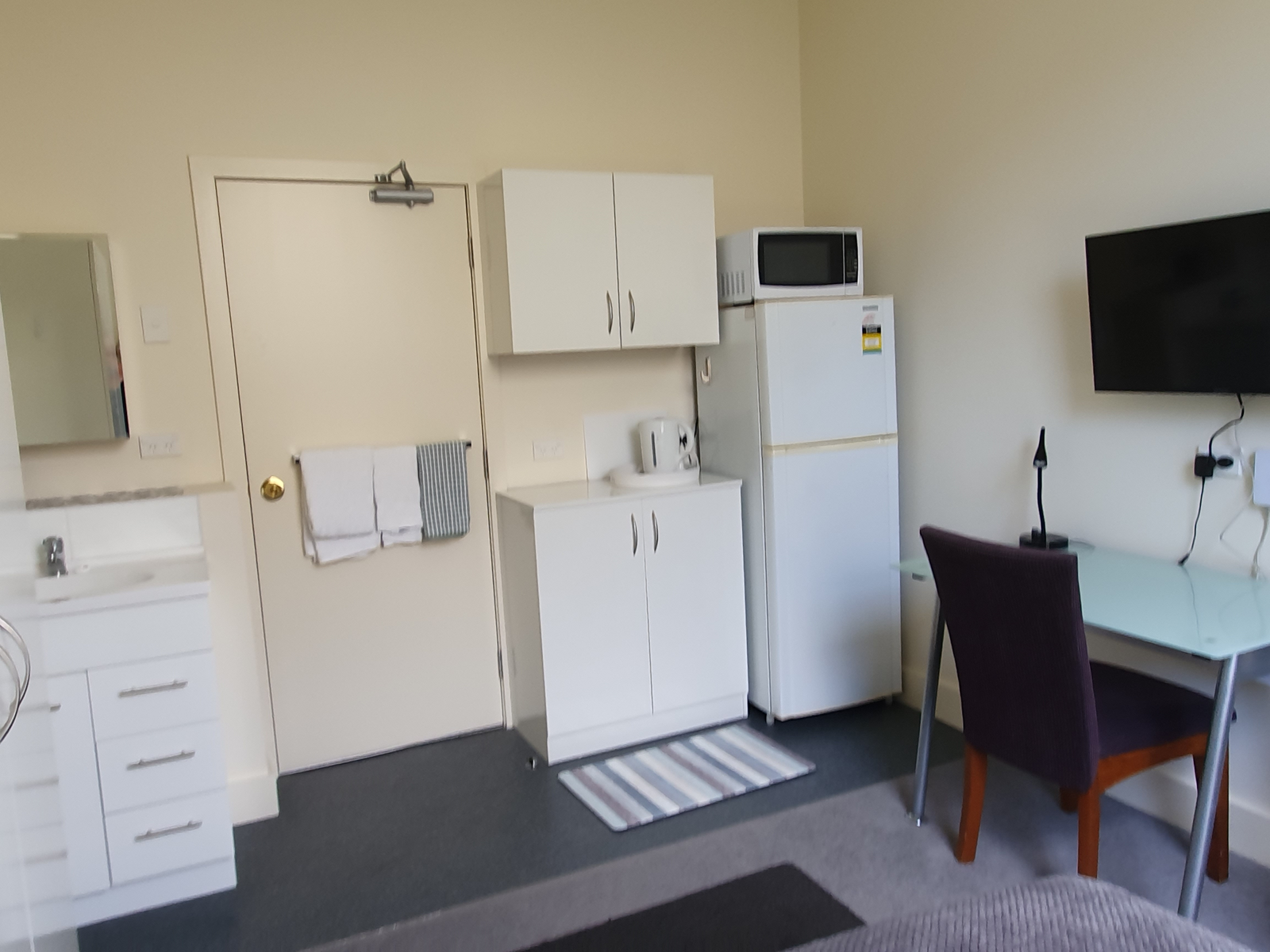 Single room with vanity -Long Stay