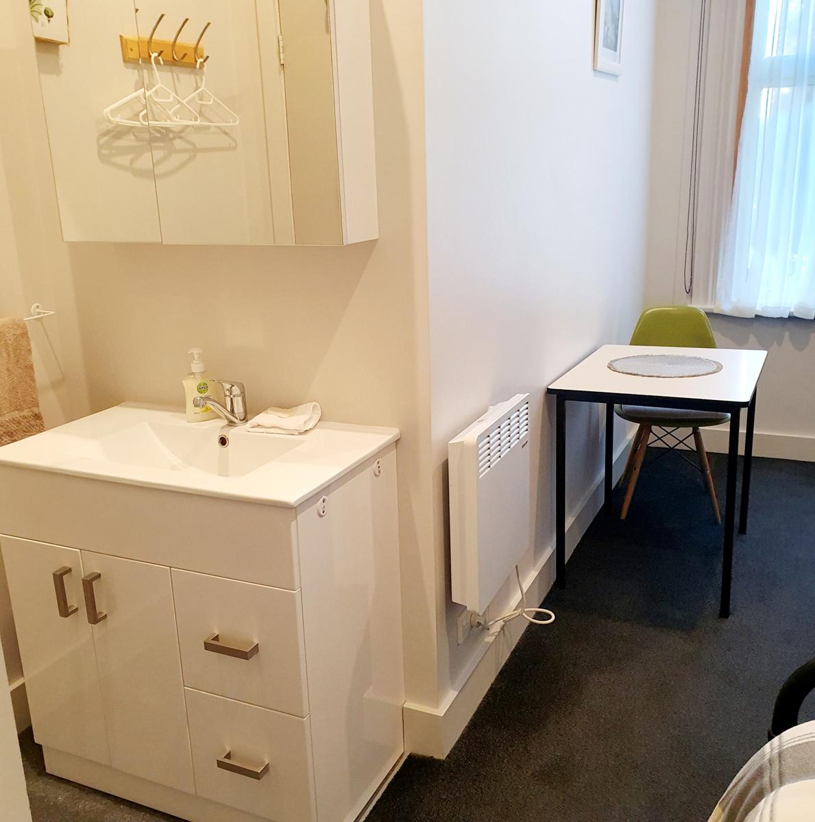 King Single Room with vanity