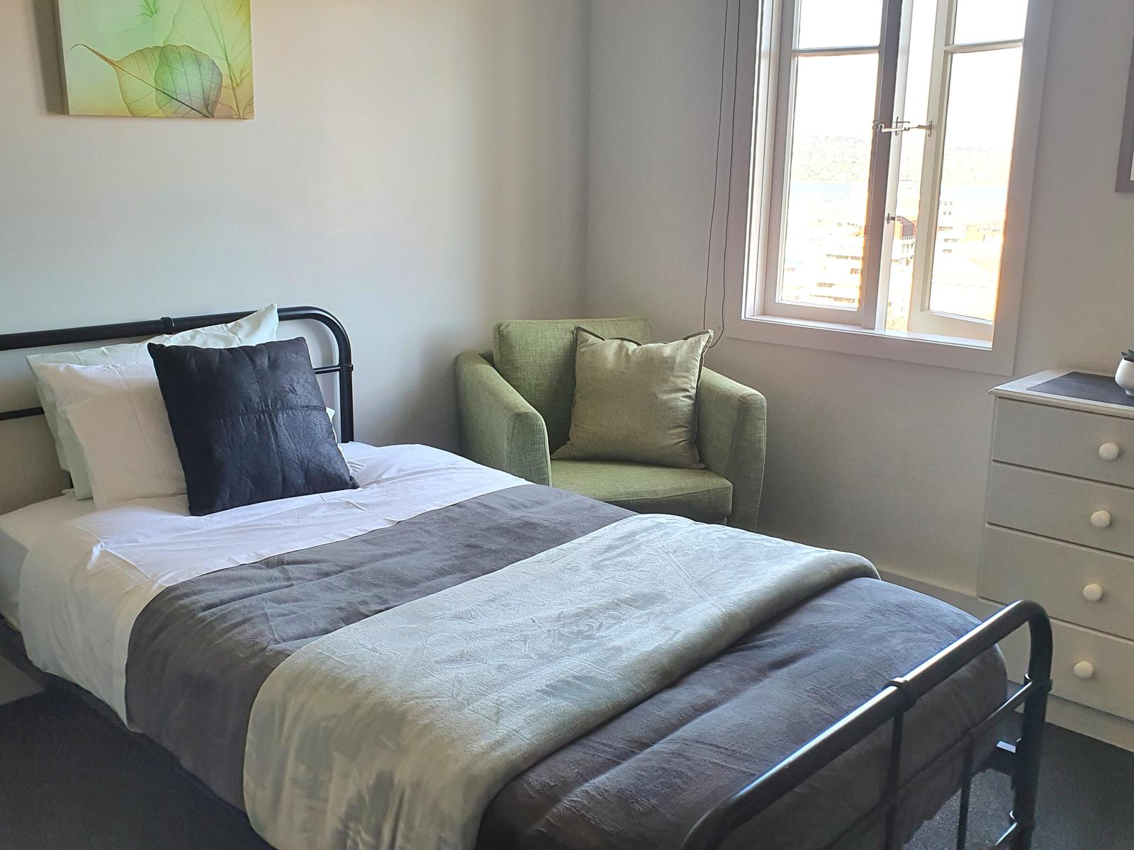 Deluxe King  Single with vanity