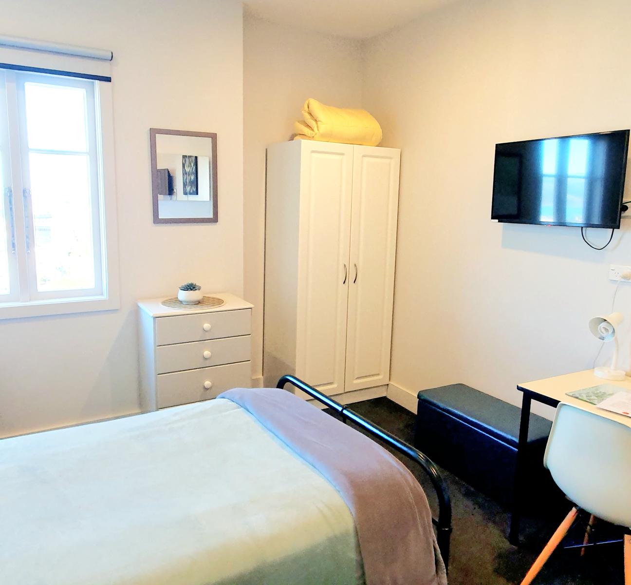 Deluxe King  Single with vanity