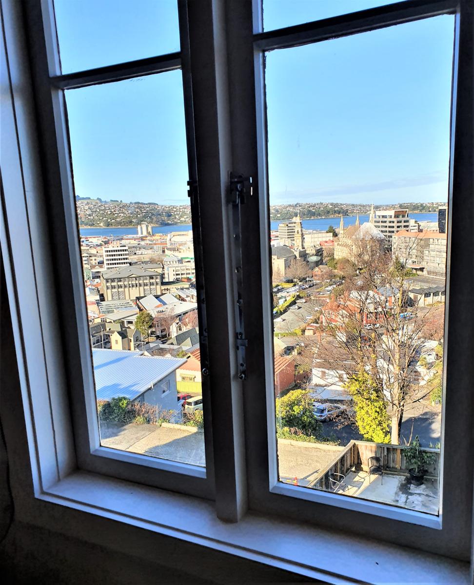 Deluxe King  Single with vanity