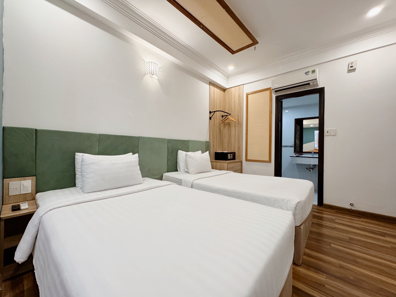 Deluxe Twin without window at Sunrise Central Hotel