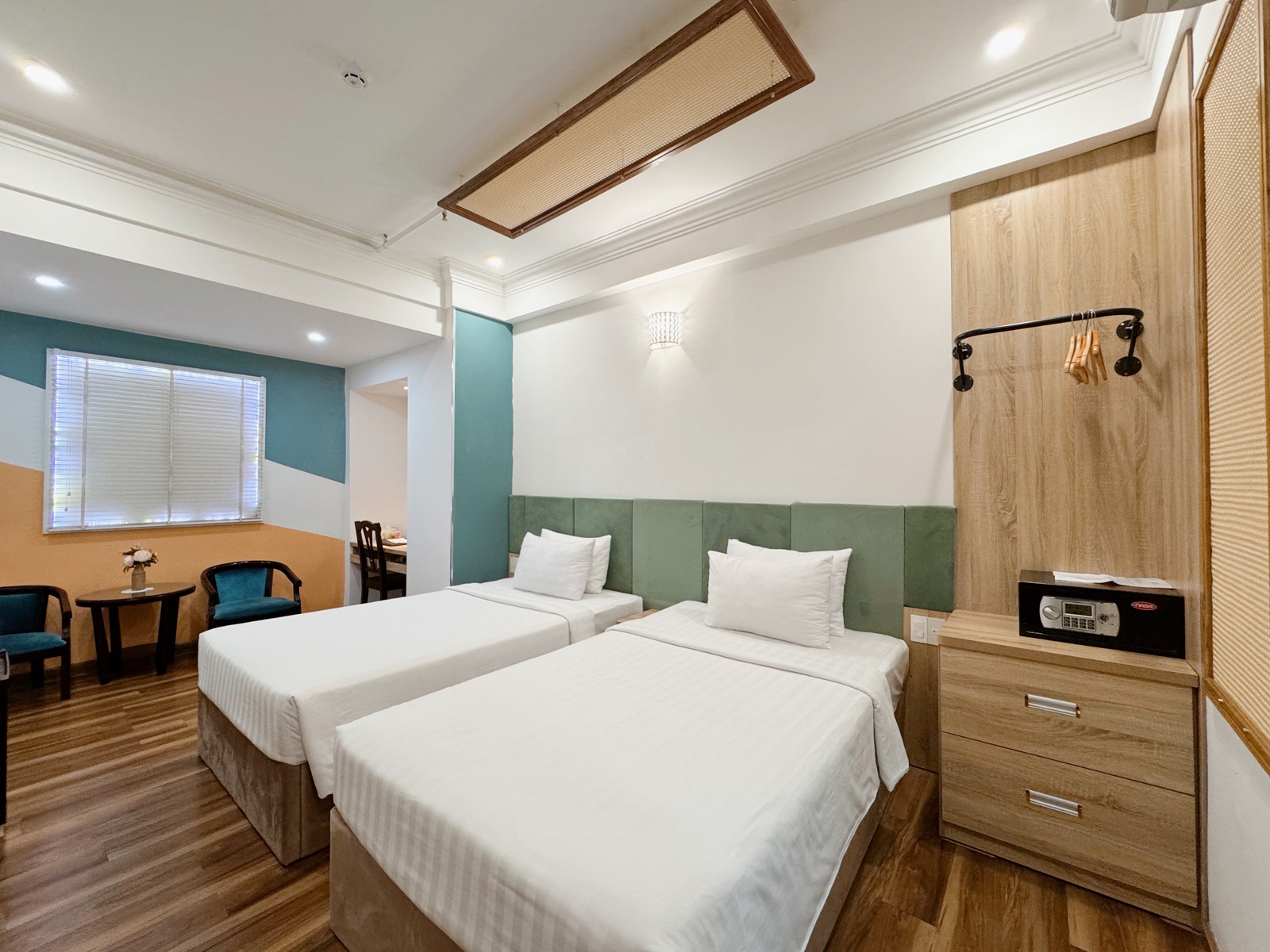 Deluxe Twin without window at Sunrise Central Hotel