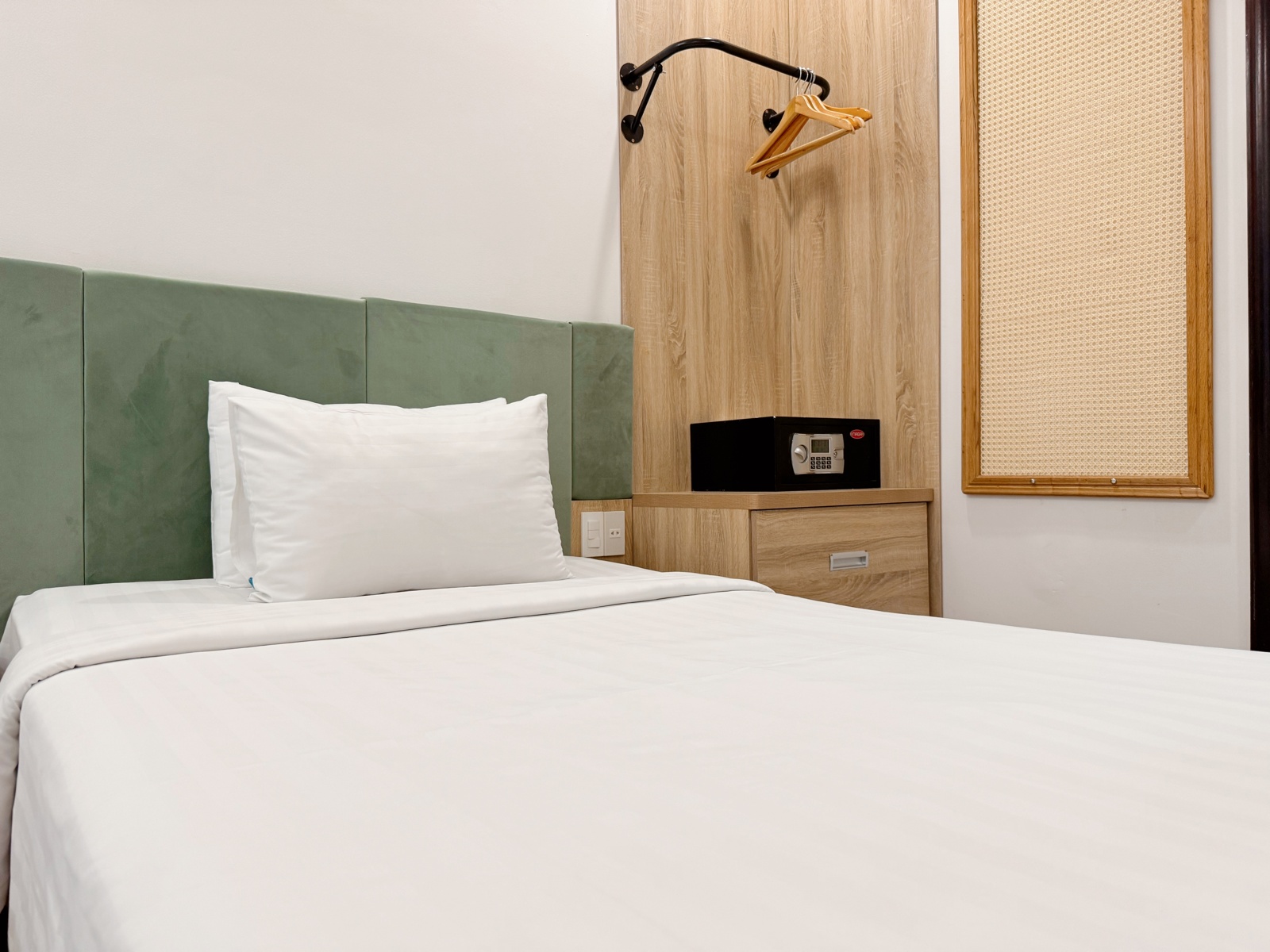 Deluxe Twin without window at Sunrise Central Hotel