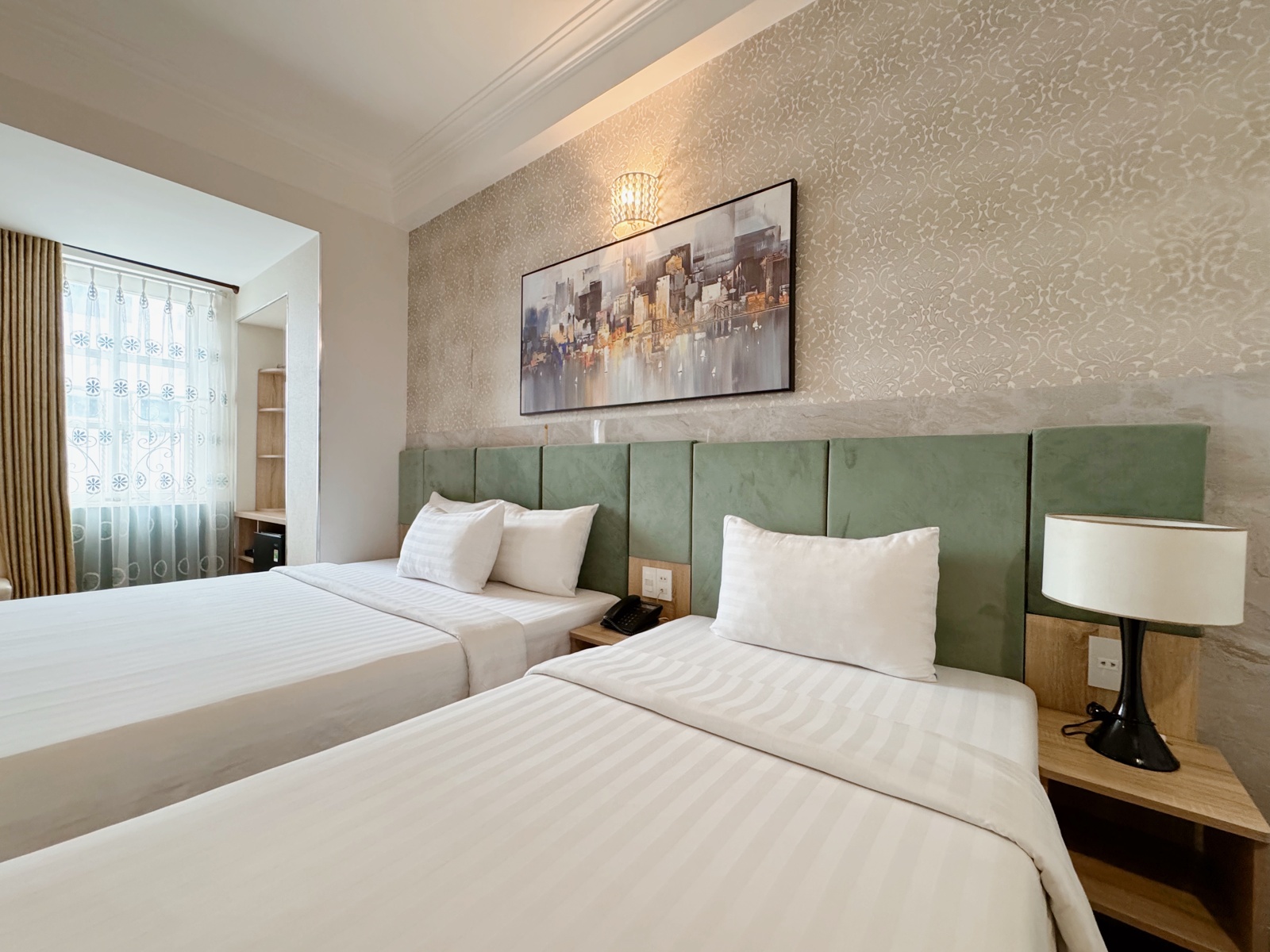 Suite Triple with window at Sunrise Central Hotel