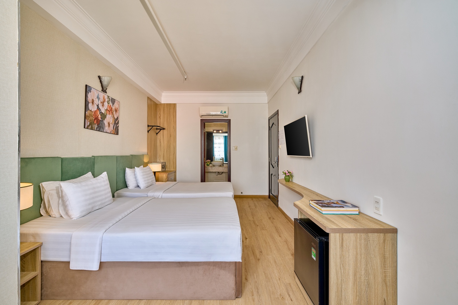 Suite Twin with window 4