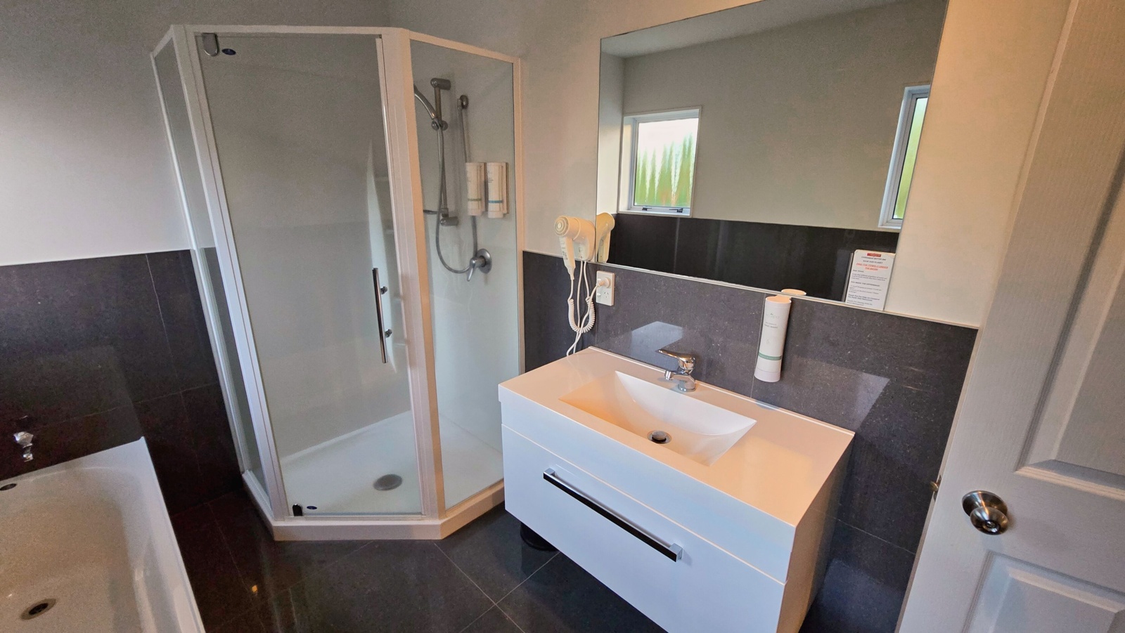 2 BEDROOM APT